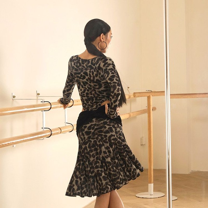 Leopard velvet waist skirt, back view